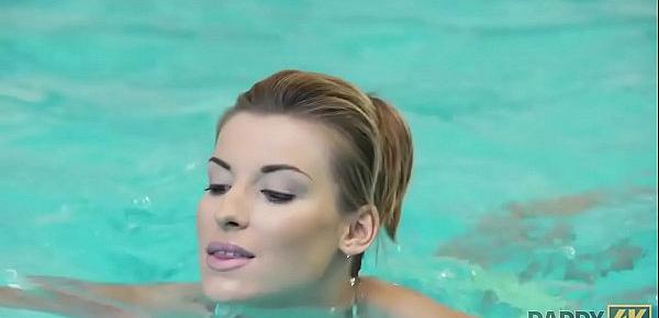 DADDY4K. Papa hat viel Geld und ist sehr sanft mit der Teenagerin Victoria Daniels